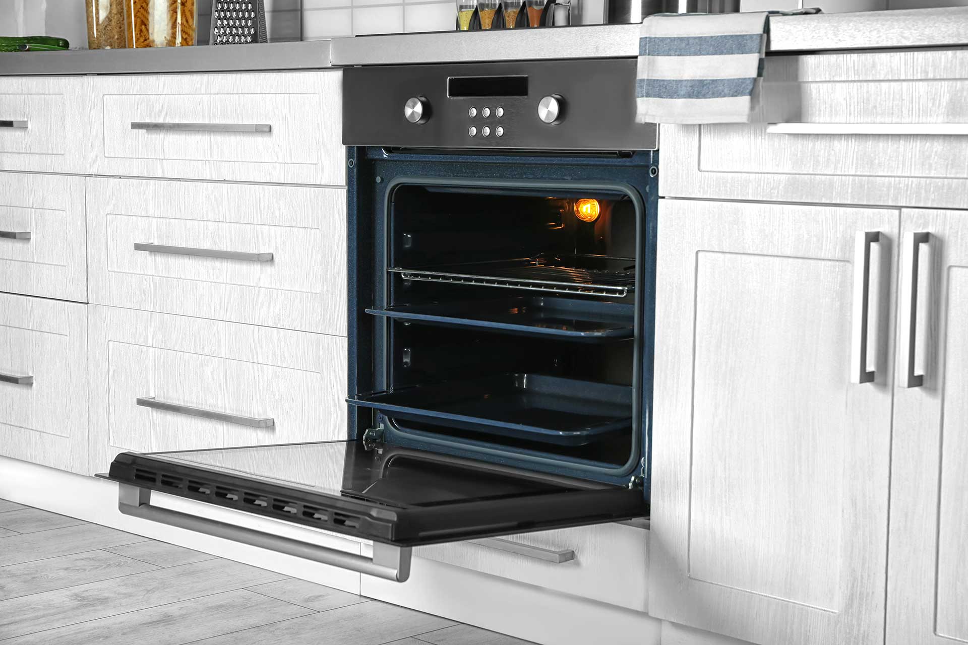Sauberer Backofen, mit Dampf statt Spray gereinigt